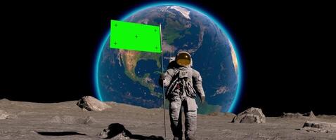 lunar astronaut promenader på de måne med grön skärm flagga, placering en flagga Pol på de måne yta, och hälsar. du kan Spår och Lägg till din flagga med din logotyp. skott tycka om med 2x anamorf lins. video