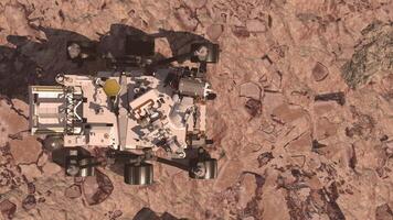 3d tolkning animation. fördärvar rover sätts in dess Utrustning mot de bakgrund av en Sann martian landskap. uppdrag till mars. video