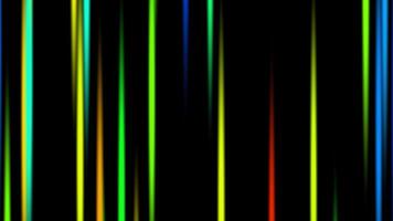 dinámica vertical arco iris líneas en negro antecedentes un vibrante resumen digital animación lazo de brillante vistoso rayas, abstracto brillante ligero vigas dinámica tecnología telón de fondo, arcoíris de colores vértico video