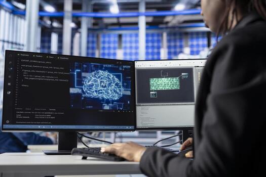 técnico edificio artificial inteligencia soluciones en solar panel fábrica, aplicando máquina aprendizaje algoritmos a predecir errores y automáticamente ajustar producción procesos foto