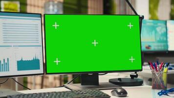 tömma modern kontor Plats presenterar dubbel monitorer och grön skärm på visa, ställer ut hög tech verktyg grundläggande för företag planera och operativ utveckling. prestanda insikter. video
