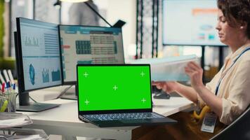 kvinna företag analytiker granskning prognoser med en kopia Plats, byggnad en ny utveckling strategi till bygga ut de företag och lyft prestanda metrik. professionell mål. kamera b. video