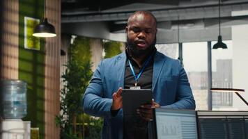 företags- professionell analyser effektivitet genom diagram och grafer till förbereda en gång i månaden rapporter, använda strategisk data insikter till förbättra förvaltning praxis i en modern kontor. kamera b. video