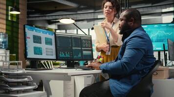 kollegor engagerande i diskussion och hört runt om prestanda metrik, utnyttjande insikter till justera mål och uppnå företag mål effektivt i en multinationell företag. kamera a. video