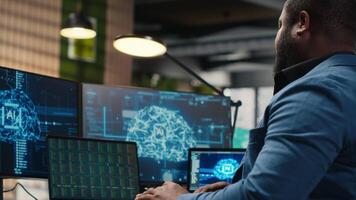 nero uomo d'affari utilizzando ai digitale utensili e macchina apprendimento Modelli, l'esecuzione dati analisi per innovazione la creazione di adattabile ottimizzato attività commerciale soluzioni. nube informatica. telecamera b. video