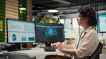 kvinna anställd använder sig av ai maskin inlärning för effektivitet erkännande, använder sig av en synergi av data delning och optimering modeller i en co arbetssätt Plats. den företag artificiell intelligens. kamera a. video