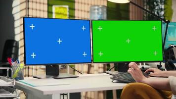företag konsult granskning finansiell grafer Nästa till mockup, applicering en ny utveckling planen och strategi till kör innovation. företag Framgång och prestanda för effektivitet. kamera b. video