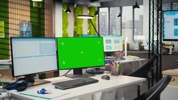 samtida kontor Plats med kopia Plats dubbel monitorer dator, tömma arbetsstation Begagnade för professionell förvaltning och företag tillväxt mål. multinationell företag uppgifter. video