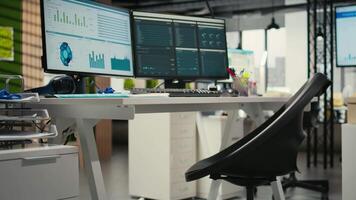 tömma arbetsyta i en multinationell företag ställer ut datorer med analys insikter beredd för data prognos, förvaltning mål Justerat med företags- mål. börja företag. video