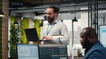 geral Gerente usa digital tecnologia para previsão o negócio desempenho dentro uma multinacional companhia escritório, criando estratégia relatórios aproveitando dados intuições para otimizar gerenciamento. Câmera b. video