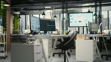 tömma företag arbetsplats fylld med skrivbord och dubbel monitorer, modern och digital Utrustning till säkerställa multinationell företag Framgång och effektivitet. kontor Begagnade för prognostisering och Rapportera skrivande. video