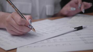 individui opera su progetto pianificazione, analizzando dati, e fabbricazione strategico Appunti. il atmosfera è focalizzata e collaborativo, promozione produttività e lavoro di squadra. video