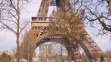 Câmera inclinar acima a partir de base do eiffel torre dentro inverno dentro Paris em fevereiro 5 2025 video