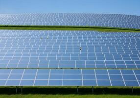 alineado solar paneles - limpiar energía trabajo en equipo en armonía foto