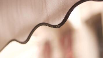 regndroppar faller från markis under en tyst eftermiddag video