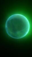 resumen verde brillante orbe o planeta con atmosférico calina en un oscuro fondo, simbolizando misterio, espacio, y energía video