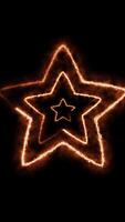 un ardiente estrella se expande y contratos, creando dinámica brillante capas en contra un oscuro antecedentes video