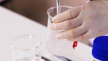 demonstration av Färg förändra använder sig av sackaros lösning video