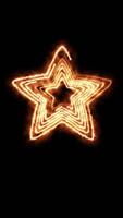 un ardiente estrella pulsa y gira, creando un fascinante resplandor efecto en contra un oscuro antecedentes video