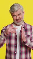 maturo uomo chiede per donazioni con sincero richiesta espressione. tipo gesti con mani puntamento fuori uso, chiamata per supporto per un iniziativa o progetto Aiuto donazioni, emozioni di gratitudine e speranza video