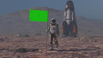astronauta a piedi su il Marte con verde schermo bandiera, collocazione un' bandiera polo su il Marte superficie, e saluti. voi può traccia e Inserisci il tuo bandiera con il tuo logo. colonia base su Marte. 3d resa. video