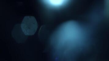 naturale in movimento leggero bagliore con esagonale bokeh riflessi su nero sfondo, per sovrapposizione. video