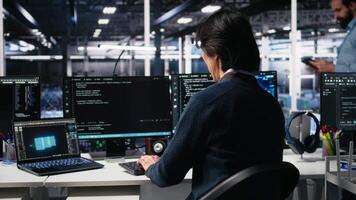 admin dentro Alto tecnologia dados Centro codificação com máquina Aprendendo assistente. trabalhador usando artificial inteligência neural redes ampla língua modelo tecnologia, Câmera uma video