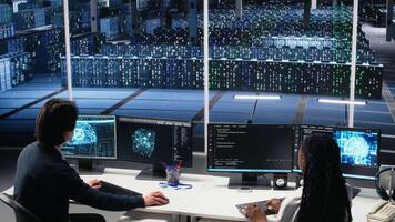 tecnici nel dati centro revisione ai diagnostica, analizzando neurale Rete prestazione per mantenere operativo affidabilità. esso lavoratori ottimizzare artificiale intelligenza sistemi configurazione, telecamera un' video