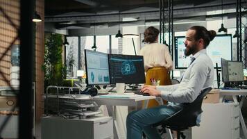 general gerente emplea ai neural red para trabajo tarea mejoramiento, creciente productividad con datos compartiendo y máquina aprendiendo. artificial inteligencia para negocio objetivos. cámara una. video