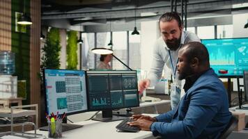 amministratore e assistente raccogliere dati a partire dal mensile rapporti, rivedere prestazione metrica e la creazione di grafici quello allineare con progetto obiettivi. lavoro di squadra per innovazione e risultato. telecamera un. video