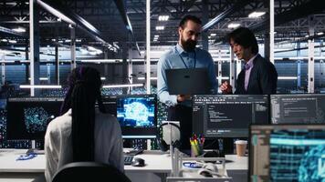 équipe de Les données centre ingénieurs en utilisant machine apprentissage algorithmes à analyser grand ensembles de données. serveur ferme ouvriers Faire réflexion, en utilisant ai neural réseaux à reconnaître Les données motifs, caméra une video