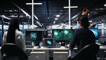 server nav ingenjörer orolig förbi Cyber attack åtkomst konfidentiell data, arbetssätt till säkra system. lagarbete data Centrum kollegor stridande skadliga program intrång under säkerhet brott, kamera en video