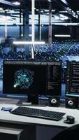 verticale Les données centre des ordinateurs montrant neural réseau visualisation et code débogage outils en cours d'exécution. PC systèmes dans serveur pièce alimenter machine apprentissage et automatique recherche Tâches video
