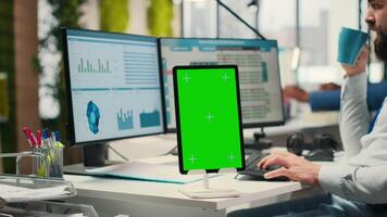 attività commerciale consulente l'esame previsioni con croma chiave su tavoletta, Lavorando su estrazione prestazione metrica per un' riunione. potenziamento numeri per globale espansione e rete. telecamera b. video