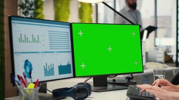 ejecutivo asistente analizando kpi métrica en computadora monitor con Bosquejo, manejo tarea terminación con infografia y datos analítica en ordenador personal. mujer de negocios viendo perspectivas. cámara b. video