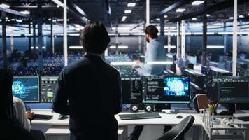 programmerare som förs in i server rum kontor, använder sig av ai till recension infrastruktur diagnostik. den administration i data Centrum hög tech anläggning analyser prestanda data använder sig av artificiell intelligens teknik, kamera en video