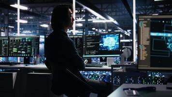 dati centro Software sviluppatore utilizzando computer per tenere sotto controllo neurale Rete ai lm visualizzazione. lavoratore nel alto Tech servizio, struttura utilizzando pc per sorvegliare server alimentazione macchina apprendimento processi, telecamera un' video