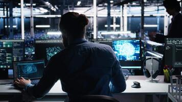 servidor habitación técnico extensión dolorido espalda mientras utilizando ai a escritorio. fatigado eso experto en datos centrar relajante tenso músculos, sensación dolor de espalda mientras utilizando artificial inteligencia, cámara un video