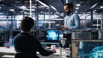 gerente supervisando trabajo de servidor habitación ingeniero utilizando ai a revisión infraestructura diagnósticos en dispositivos. tecnología empresa supervisor supervisando eso experto en datos centrar analizando datos utilizando ai, cámara un video