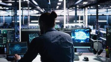 server rum programvara utvecklare använder sig av ai till recension infrastruktur diagnostik. den anställd i data Centrum analyserar prestanda data använder sig av artificiell intelligens teknologi på enheter, kamera en video