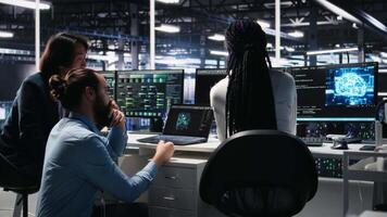 Les données centre Logiciel les développeurs en utilisant machine apprentissage algorithmes à analyser grand ensembles de données. serveur centre il experts coopérer, en utilisant ai neural réseaux à reconnaître Les données motifs, caméra une video