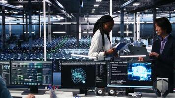 équipe de Les données centre ingénieurs à la recherche plus de formalités administratives et en utilisant Profond apprentissage algorithmes à analyser ensembles de données. des employés dans Multi-éthnique serveur ferme en utilisant ai à reconnaître Les données motifs, caméra une video