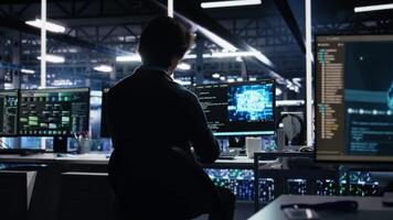 administration i server rum drycker kaffe medan använder sig av ai till recension infrastruktur diagnostik. den specialist åtnjuter dryck i data Centrum medan analyserar prestanda med artificiell intelligens, kamera en video