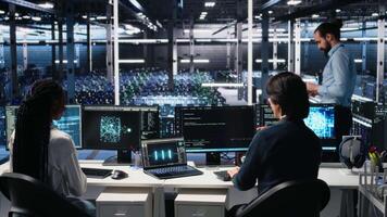 förtjust team i data Centrum fira efterbehandling neuralt nätverk programvara utveckling. extatisk medarbetare håller på med hög fem i server rum efter framgångsrikt genomförande maskin inlärning, kamera en video