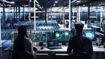 ingenjörer i ai server nav larmade förbi dataintrång incident involverar stöld av känslig data. lagarbete data Centrum anställda orolig förbi dator virus upprörd förbi säkerhet system, kamera en video