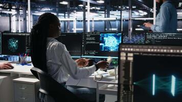 kvinna tekniker i data Centrum svar telefon ringa upp, bistå användare med ai felsökning. server nav den arbetstagare samtal i telefon ringa upp, hantera kunder frågor använder sig av djup inlärning, kamera en video