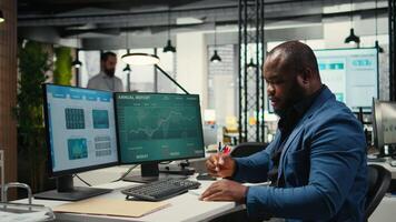 svart företag konsult tar anteckningar till skapa en ny strategi och uppfylla projekt mål i en modern kontor, skrivning några data insikter till prognos en global expansion. motivering för effektivitet. kamera a. video