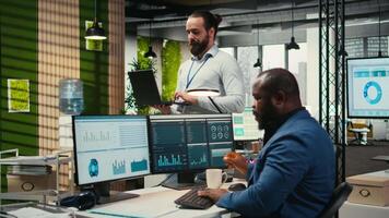 generale manager usi digitale tecnologia per previsione attività commerciale prestazione nel un' multinazionale azienda ufficio, la creazione di strategia rapporti facendo leva dati intuizioni per ottimizzare gestione. telecamera un. video