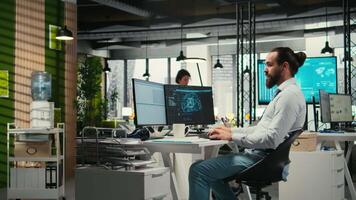 eso especialista usos ai neural redes para datos compartiendo y digitalización, trabajando en un multinacional empresa con automatización herramientas. artificial inteligencia modelos para negocio éxito. cámara una. video