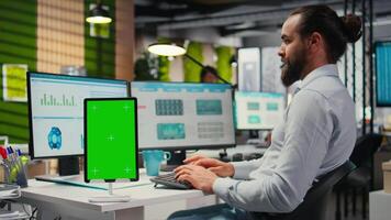 bedrijf consultant onderzoeken voorspellingen met chroma sleutel Aan tablet, werken Aan extraheren prestatie statistieken voor een briefing. stimuleren getallen voor globaal uitbreiding en netwerken. camera a. video